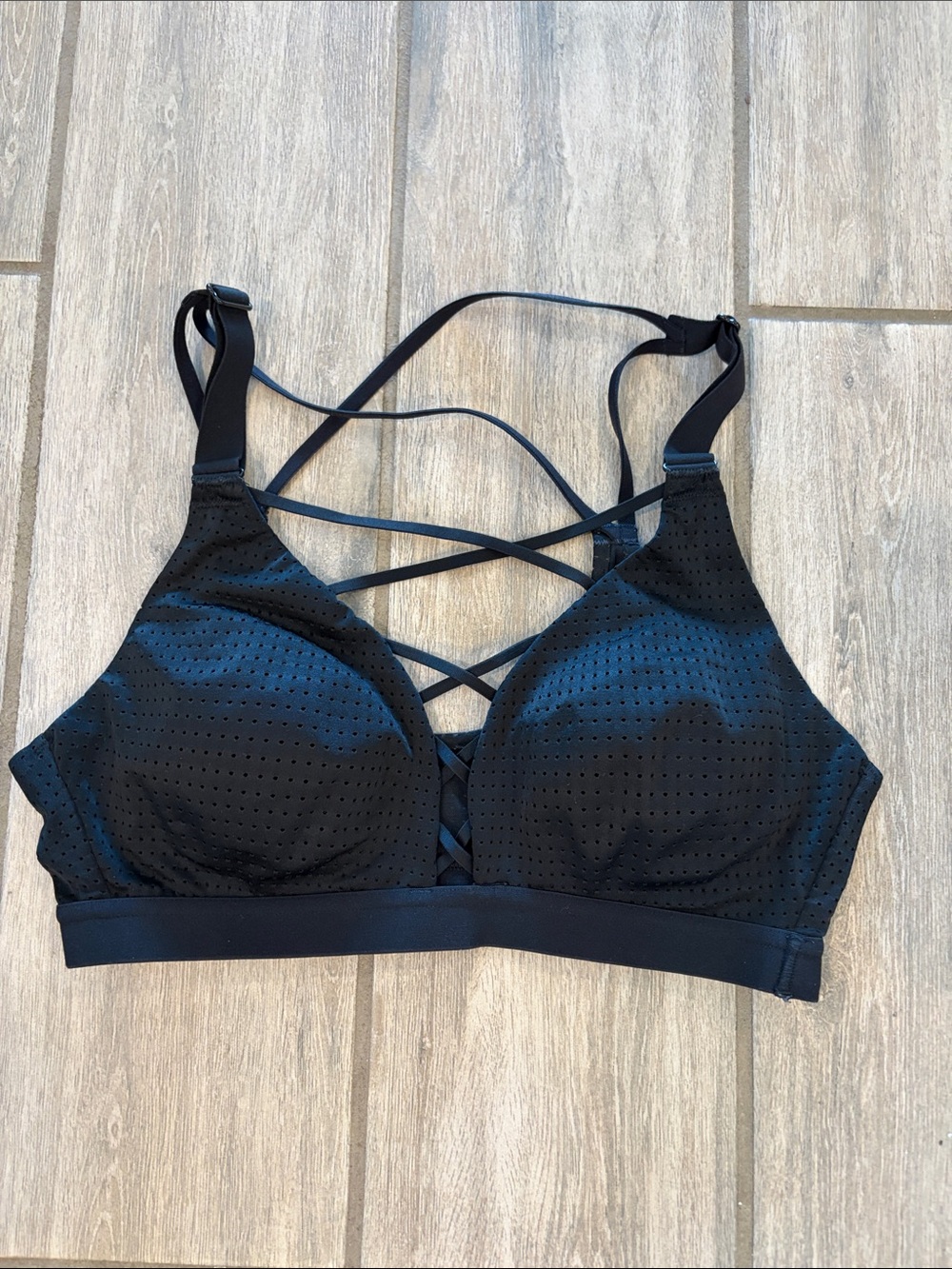 VICTORIA’S SECRET | Black Perforated Crisscross Sports Bra